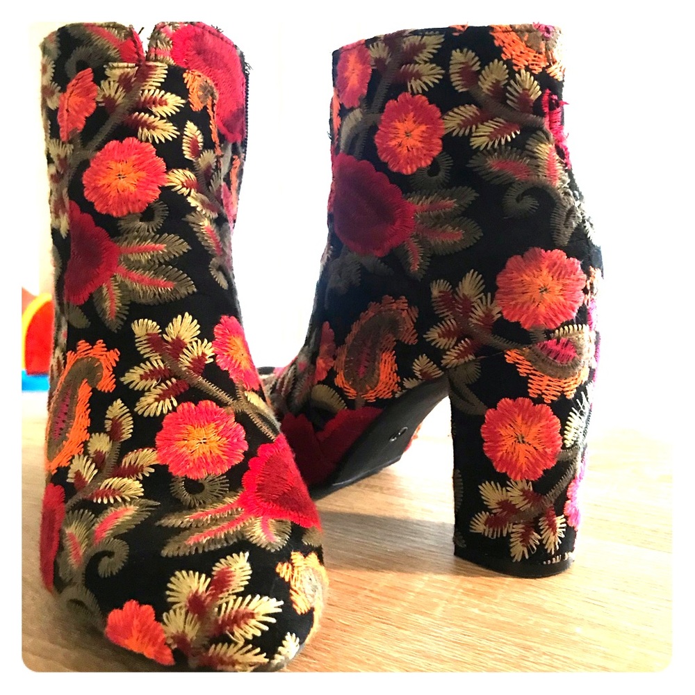 Selling these cute heeled boots, barely worn